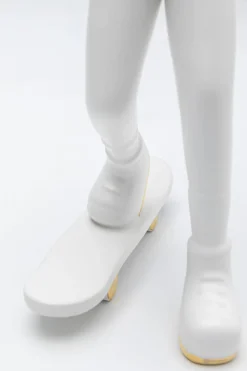 Deko Figur Skating Astronaut Weiß 33cm